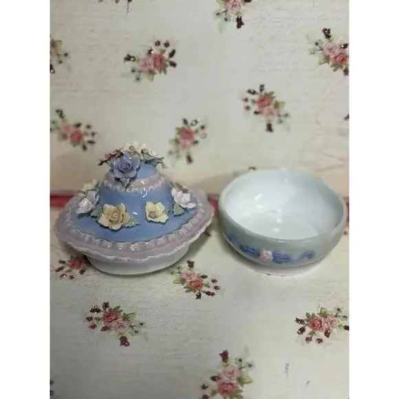 VTG Musical Porcelain Jewelry Trinket Box with Applied Flowers Design - Picture 2 of 7